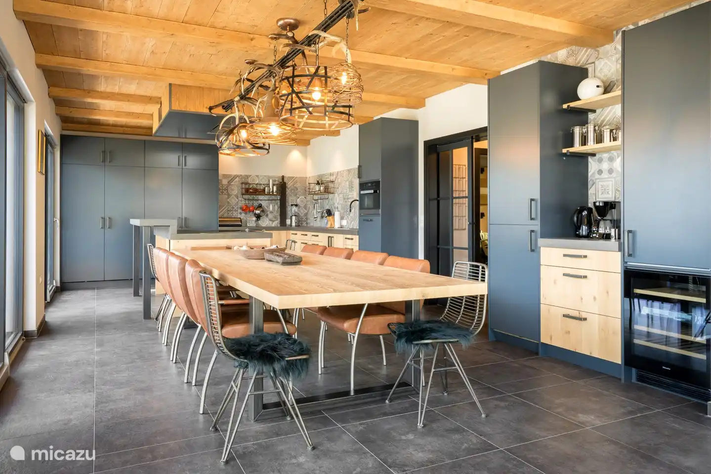 Belle cuisine de luxe avec grande table et lustre d'ambiance