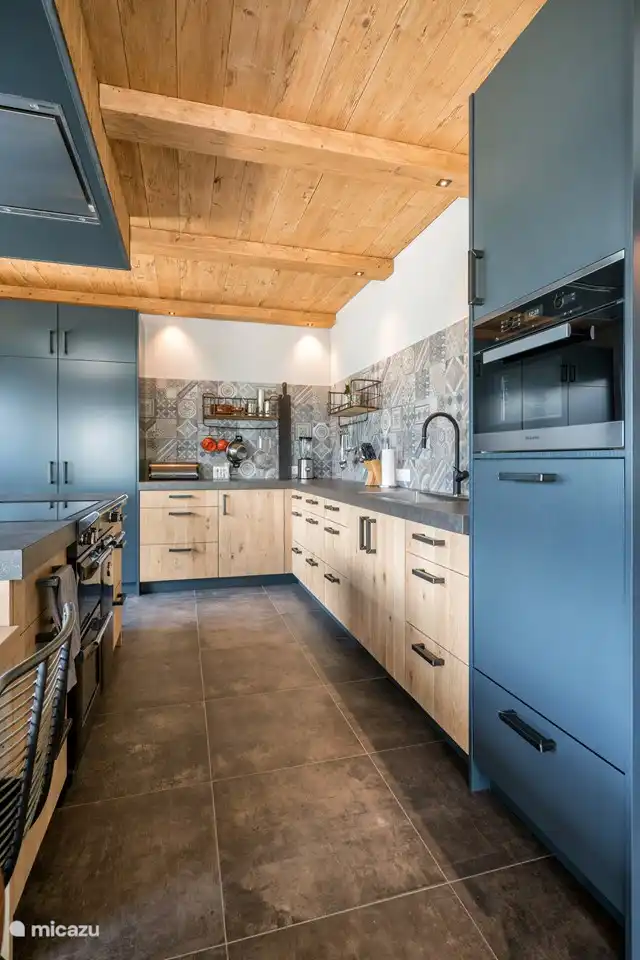 Cuisine avec four, four à vapeur séparé, lave-vaisselle, plaque à induction, grand réfrigérateur, grand congélateur, petit réfrigérateur séparé et cave à vin séparée. Equipé d'équipements de luxe, vaisselle pour 14 personnes, cafetière filtre et machine Nespresso.