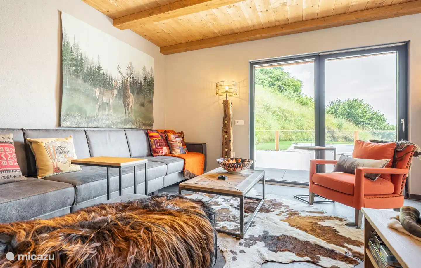 Salon donnant sur la grande terrasse et la piscine privée chauffée (ouverte en été)