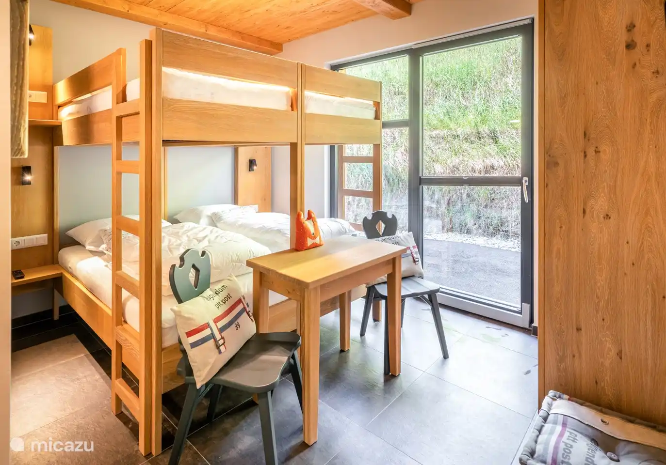 Chambre à 4 lits (lit superposé 2 personnes) avec salle de bain privée et porte à l'arrière de la maison