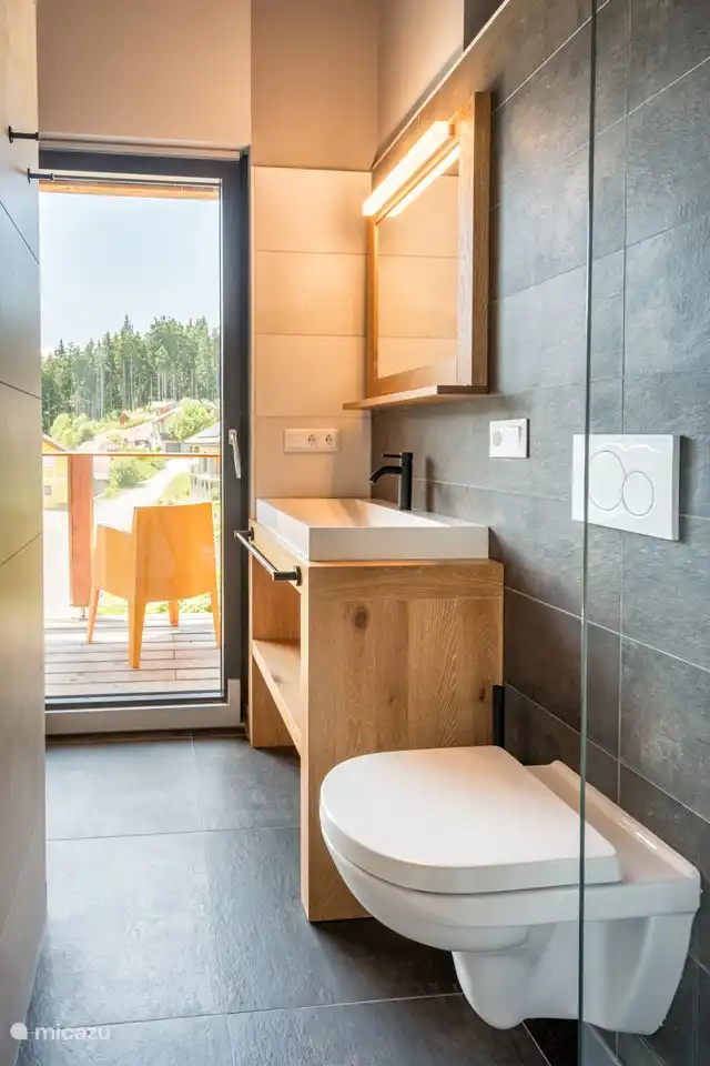 Salle de bain dans la chambre double à l'étage avec accès au balcon