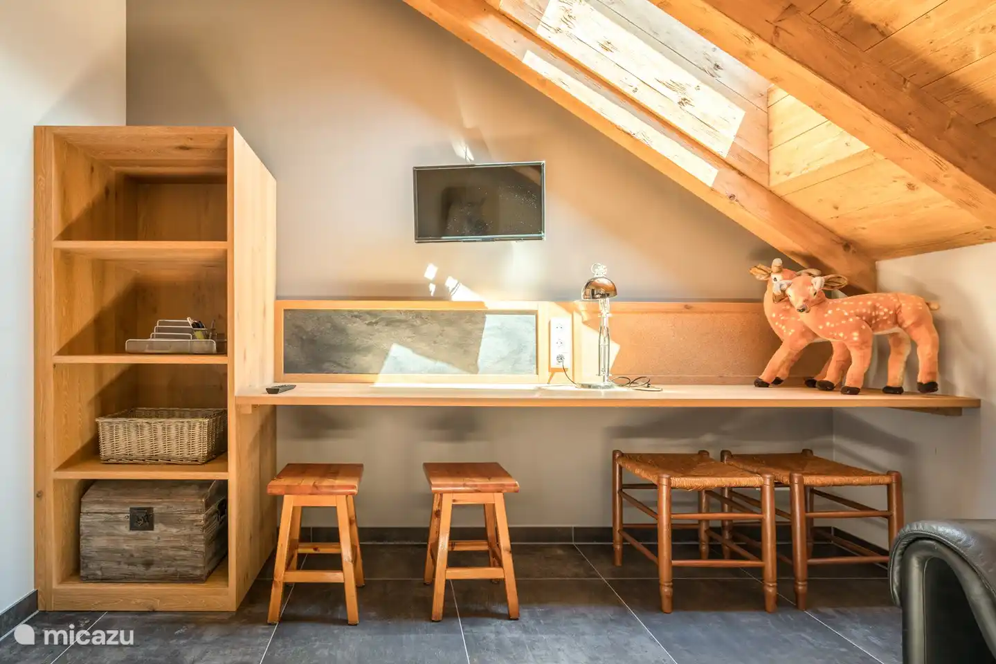 Salle de jeux/jeux pour enfants, également équipée de 2 bancs et tapis de jeux.