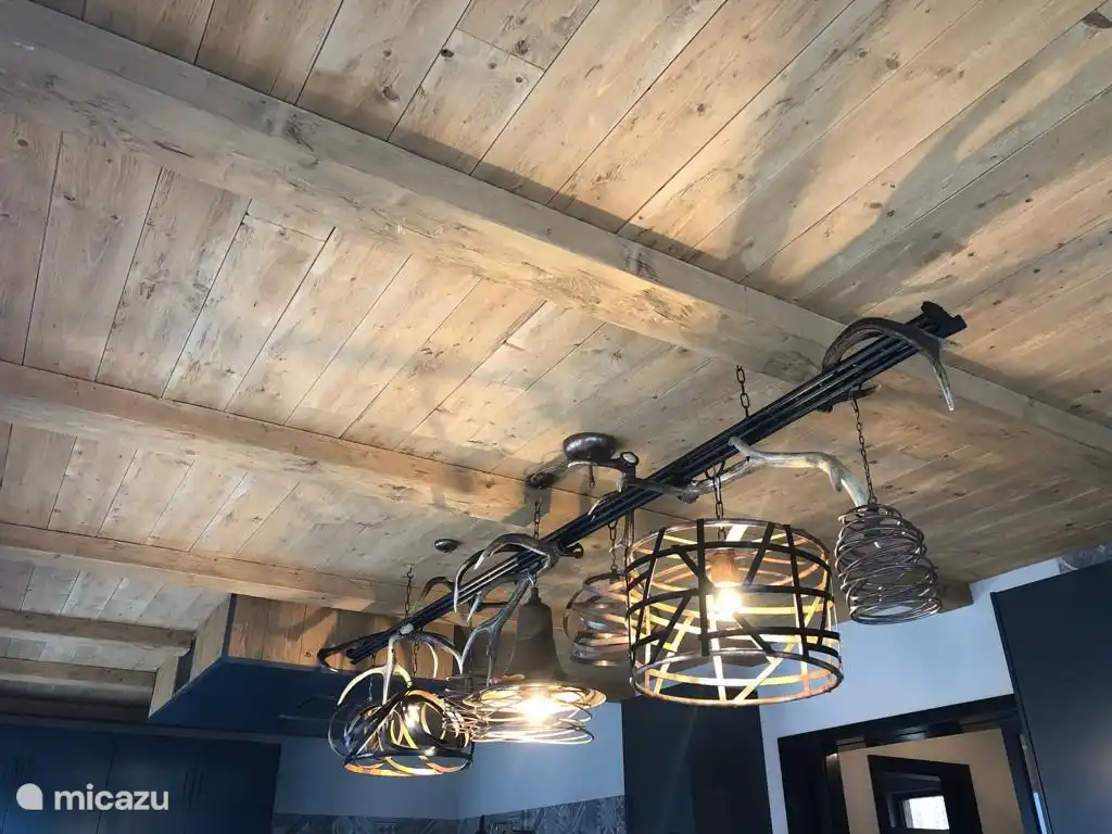 Beau lustre au-dessus de la table de la salle à manger