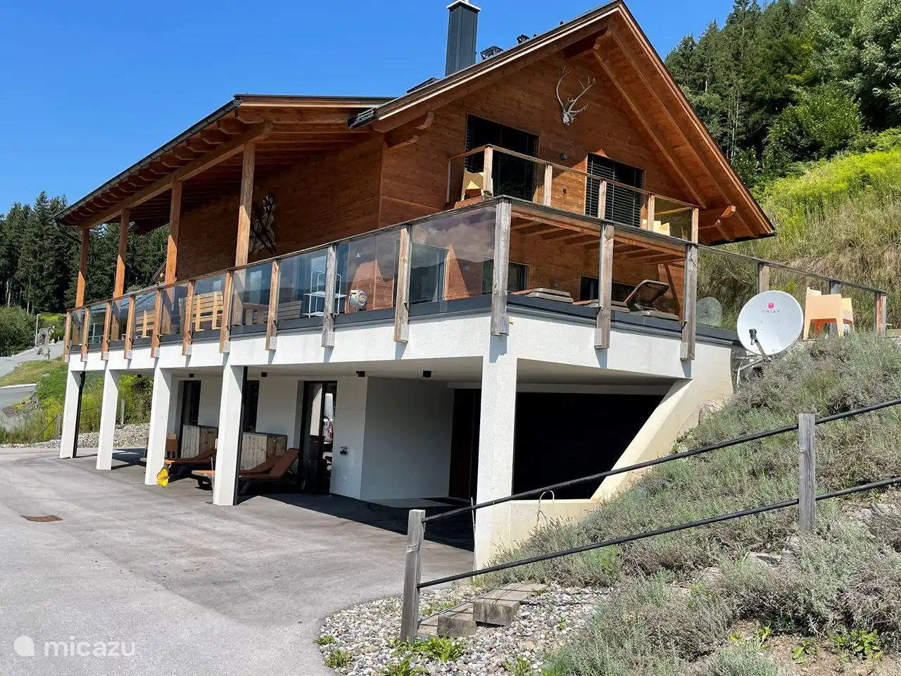 Belle maison pour 14 personnes composée de 3 étages et beaucoup de stationnement.