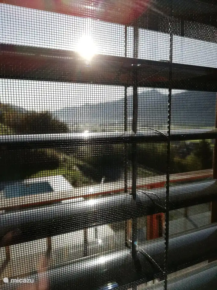 Rideaux électriques et moustiquaires au premier et deuxième étage.