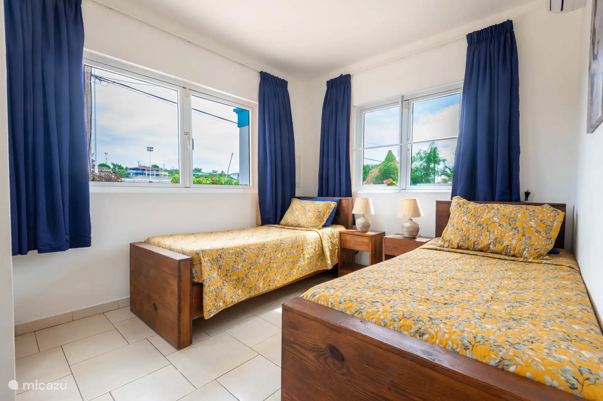 Schlafzimmer 2 verfügt über eine Klimaanlage, einen an der Wand montierten Ventilator und ein Moskitonetz.
Die Betten können entweder als zwei Einzelbetten oder als Doppelbett angeordnet werden.