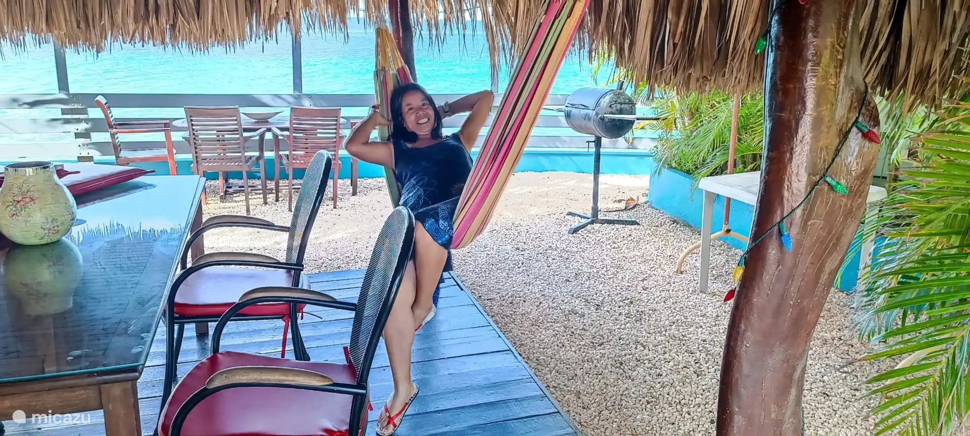 Der Kunde genießt einen entspannten Tag in der Hängematte.