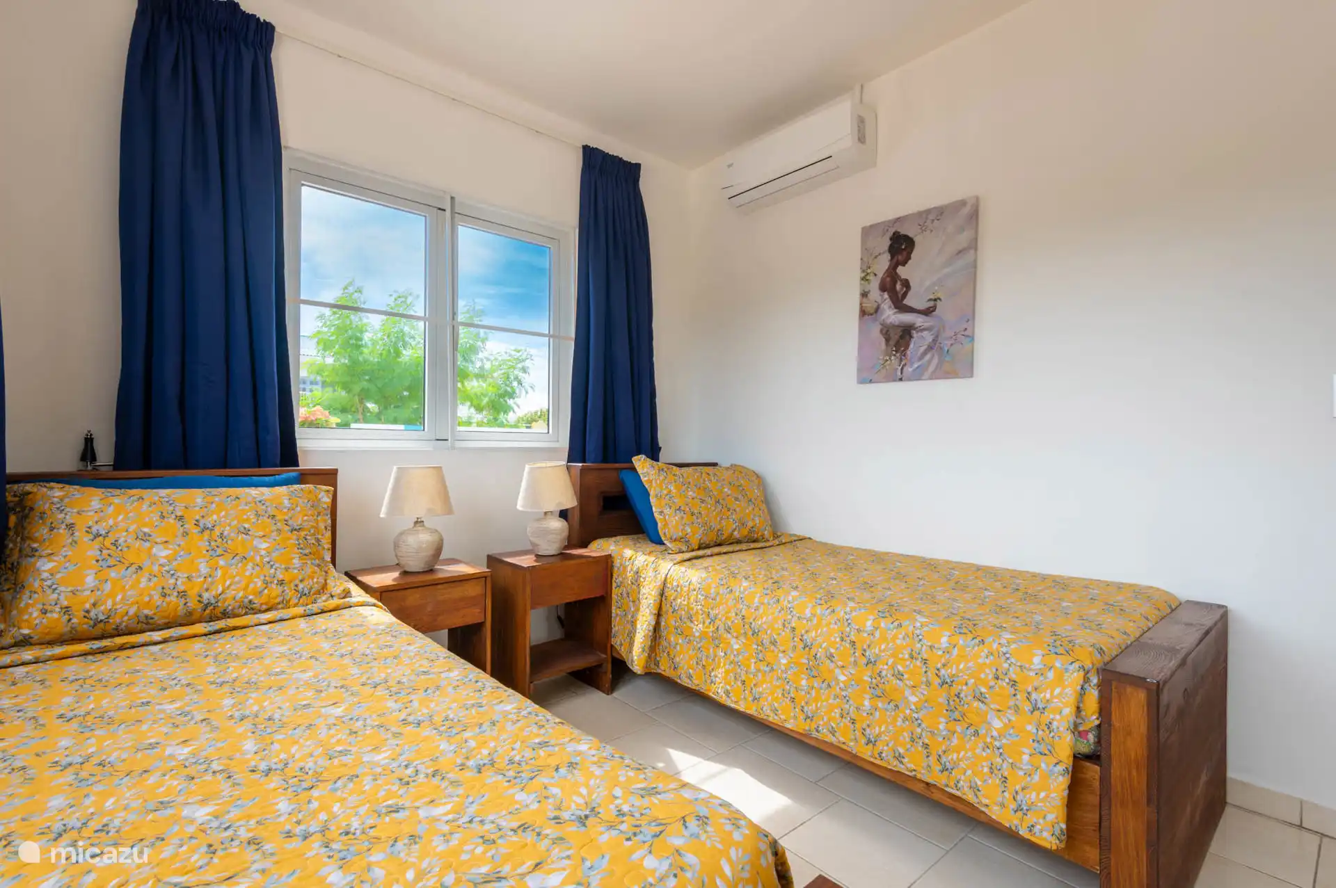 Schlafzimmer 2 verfügt über eine Klimaanlage, einen an der Wand montierten Ventilator und ein Moskitonetz.
Die Betten können entweder als zwei Einzelbetten oder als Doppelbett angeordnet werden.