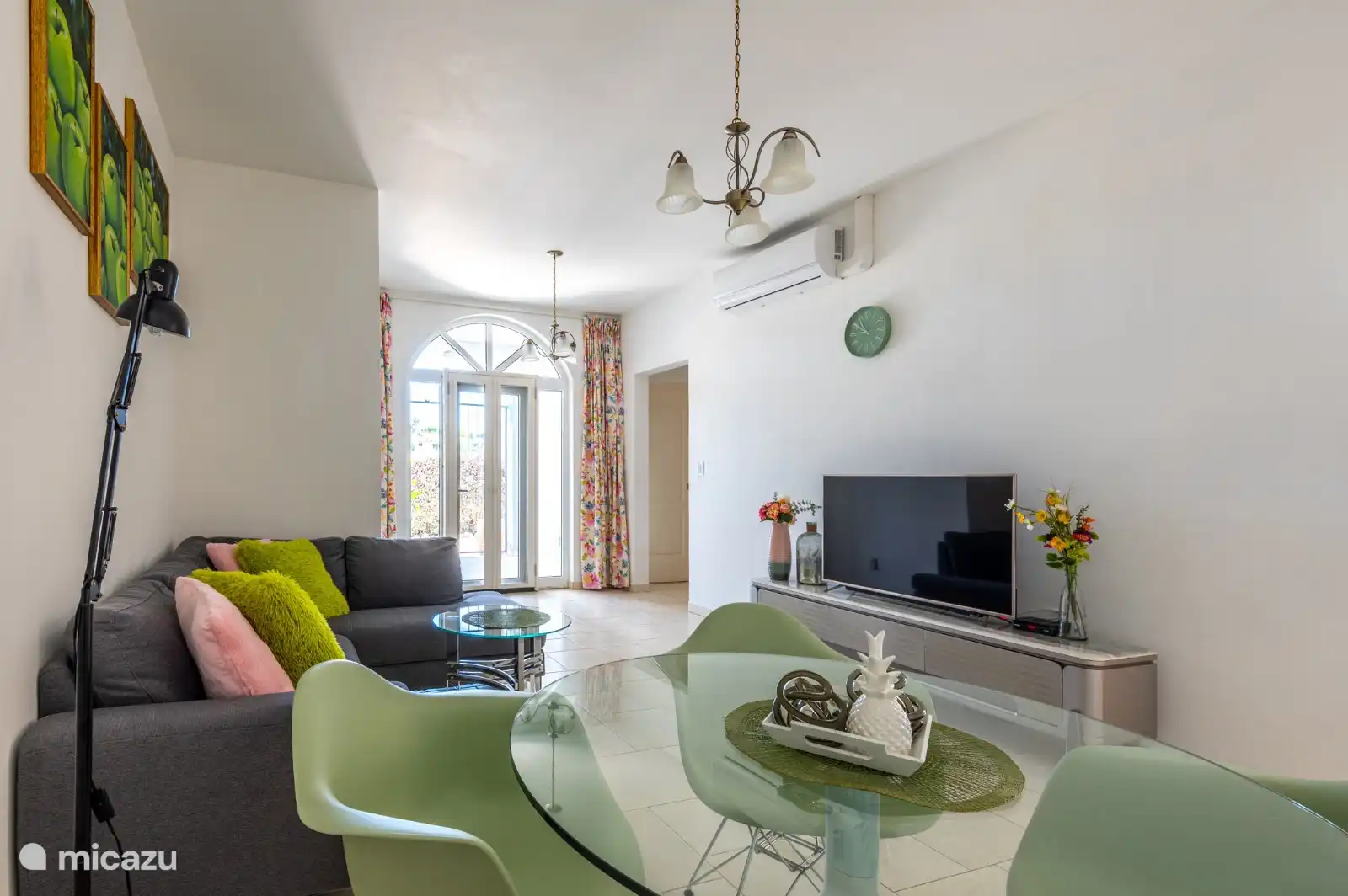 Geräumiges Wohnzimmer mit Klimaanlage und Moskitonetz.