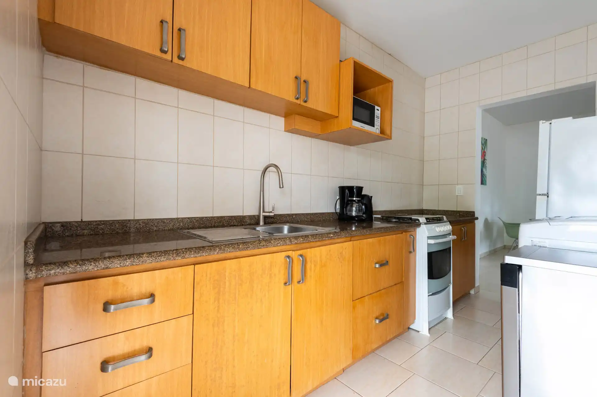 Geräumige und voll ausgestattete Küche mit Geschirrspüler, Warmwasser, Backofen, Mikrowelle usw. usw.