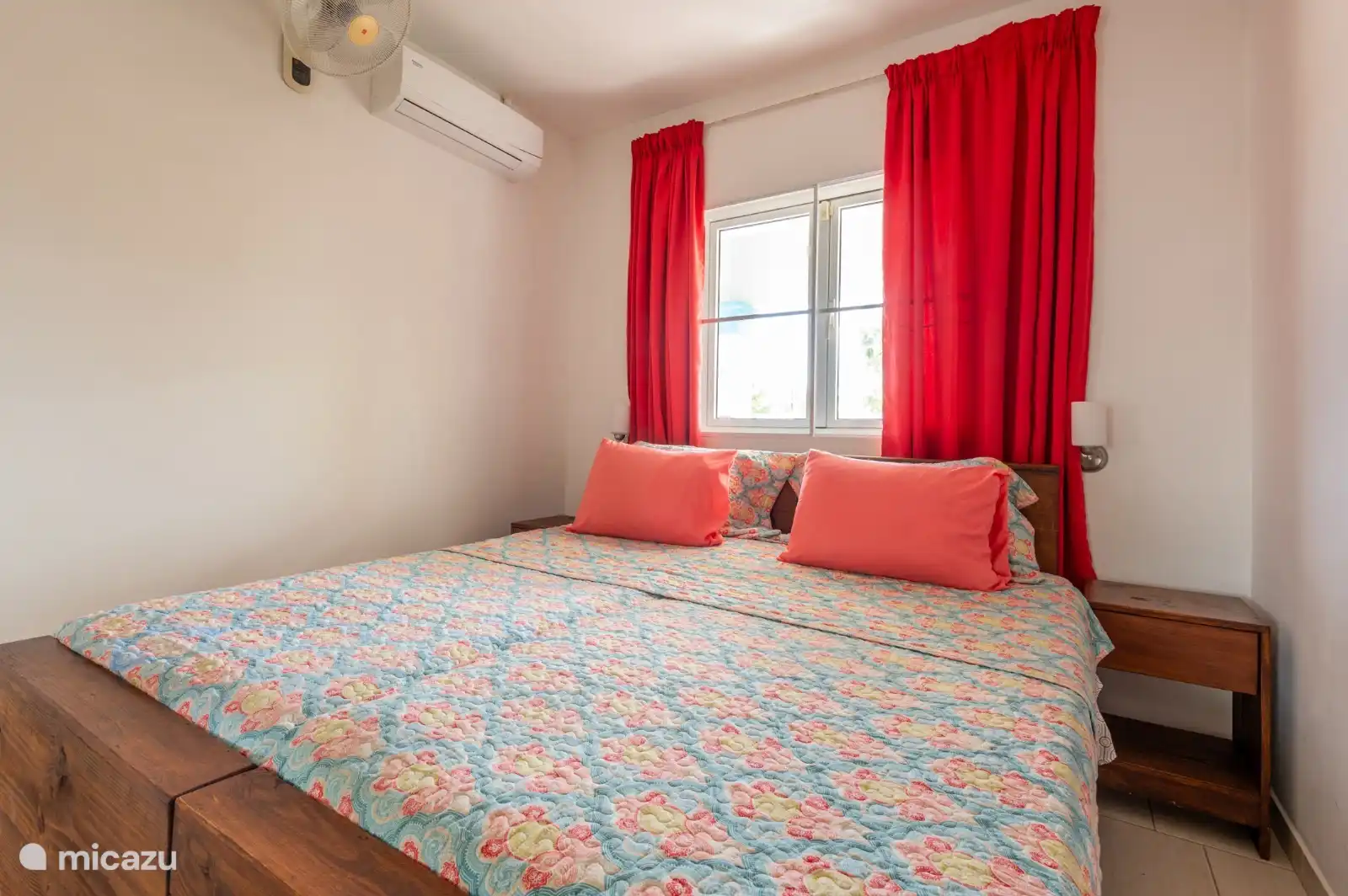 Schlafzimmer 1 verfügt über eine Klimaanlage, einen an der Wand montierten Ventilator und ein Moskitonetz.
Die Betten können entweder als zwei Einzelbetten oder als Doppelbett angeordnet werden.