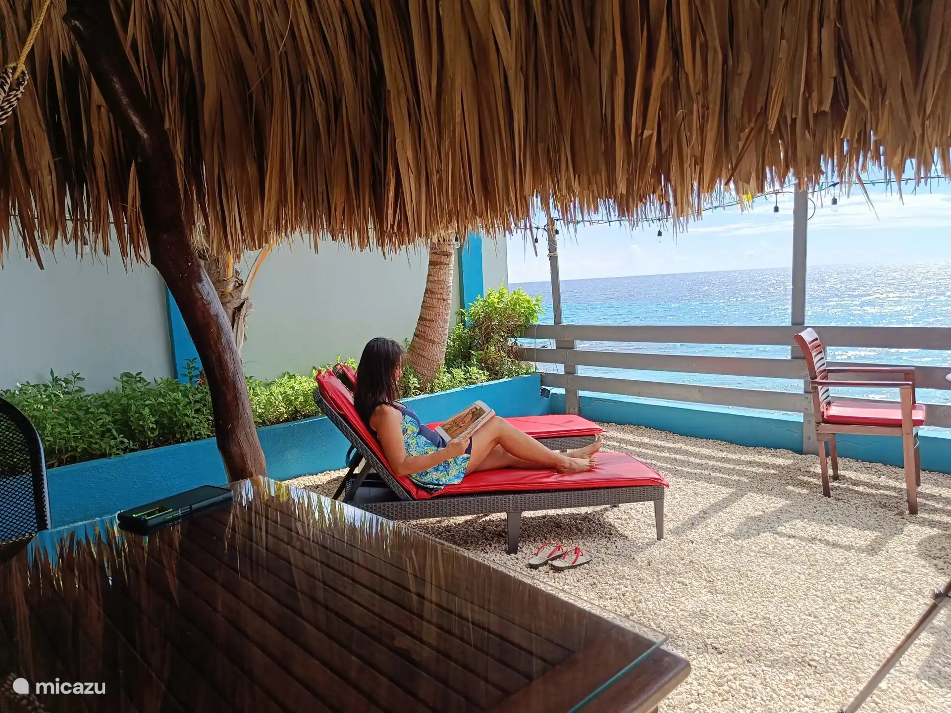 Entspannen Sie sich auf einem Strandkorb mit Blick auf das Meer.