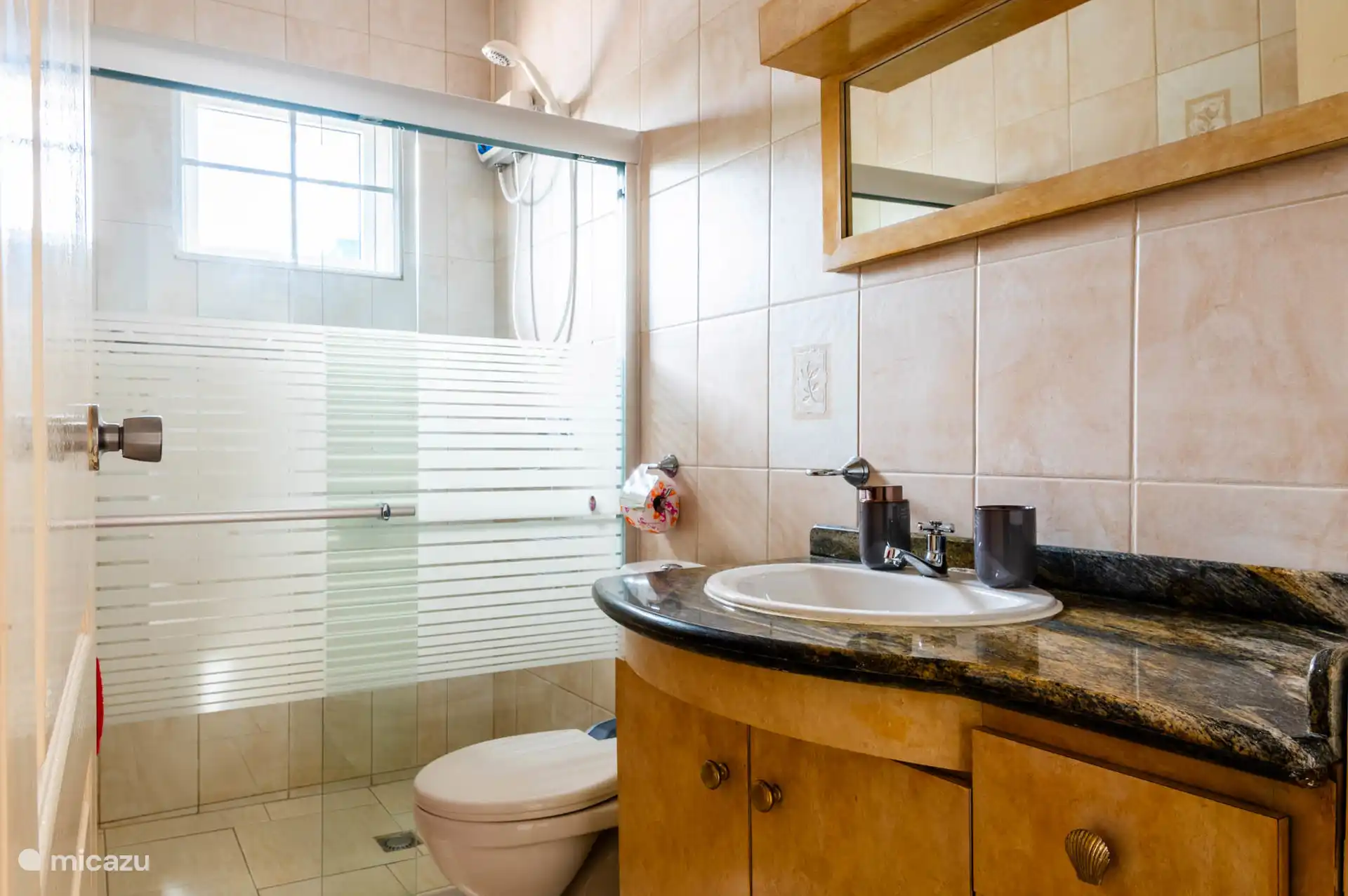 Badezimmer mit Moskitonetz.