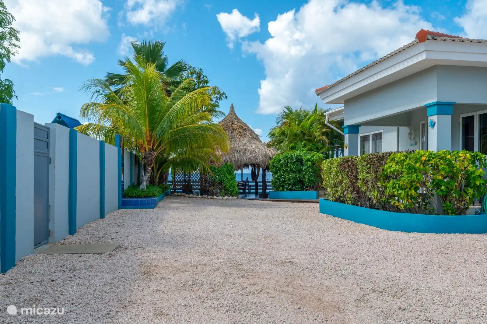 Vom Eingang Seaview aus gibt es genügend Parkplätze.