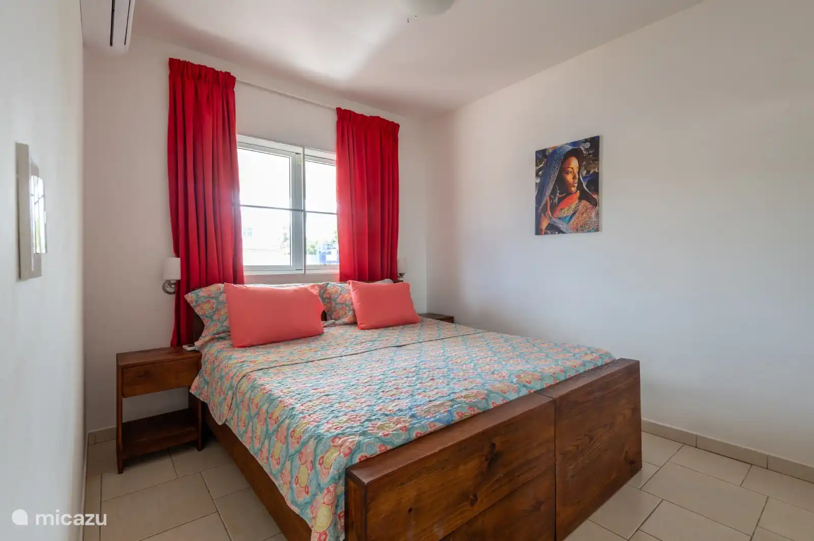 Schlafzimmer 1 verfügt über eine Klimaanlage, einen an der Wand montierten Ventilator und ein Moskitonetz.
Die Betten können entweder als zwei Einzelbetten oder als Doppelbett angeordnet werden.