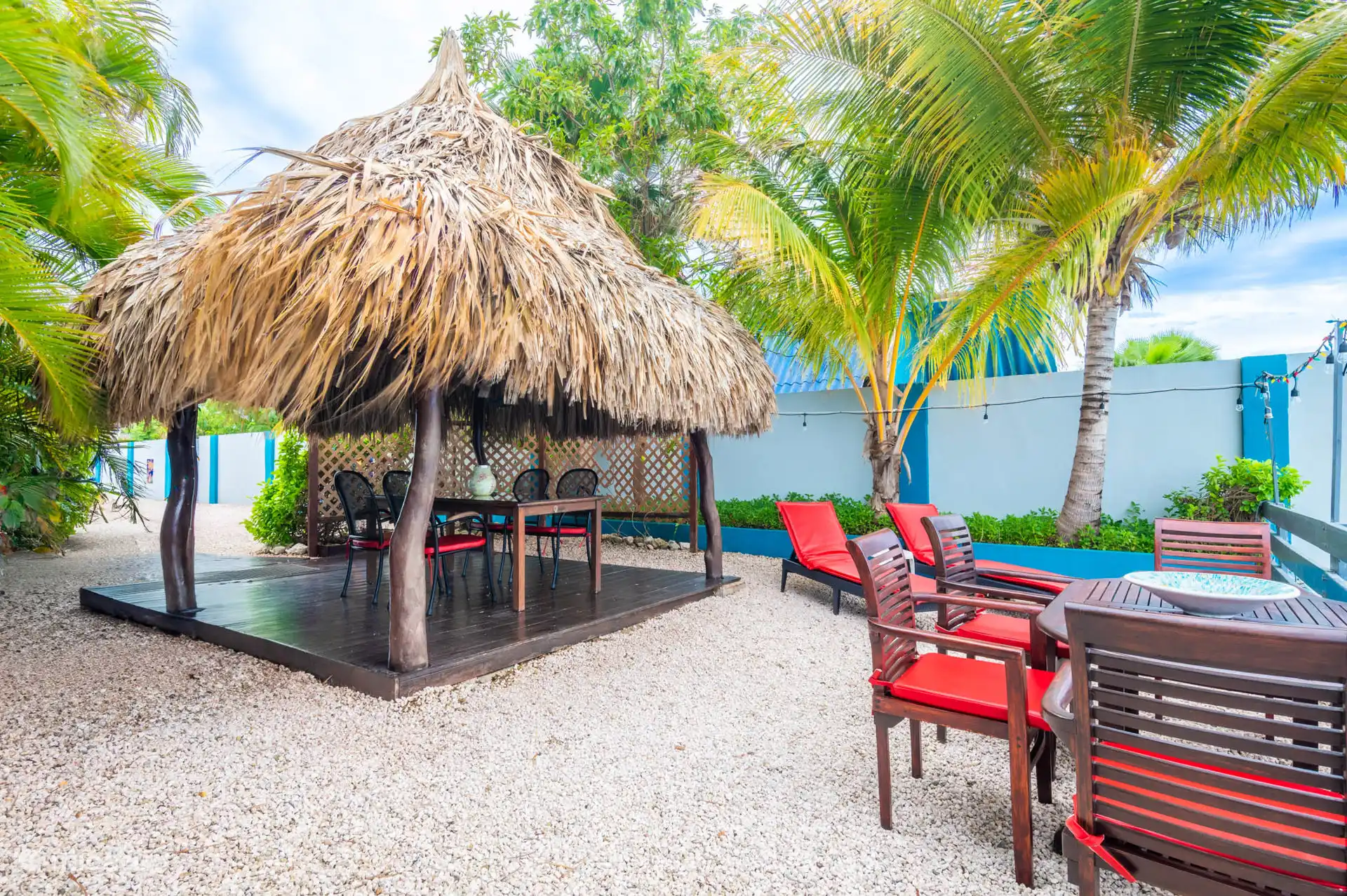 Blick von der Palapa und dem Essbereich im Freien.