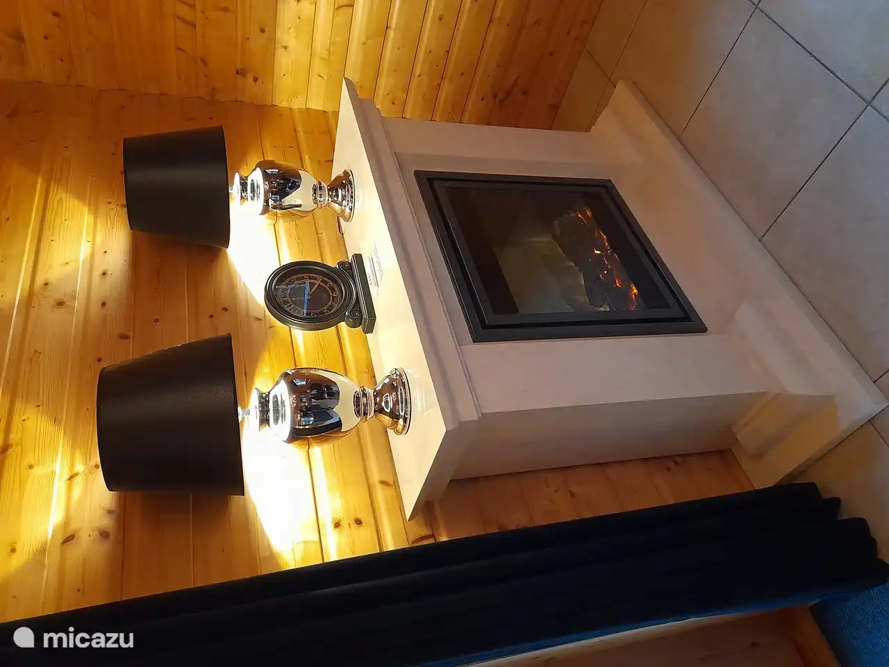 Der Kamin schafft eine schöne Atmosphäre.