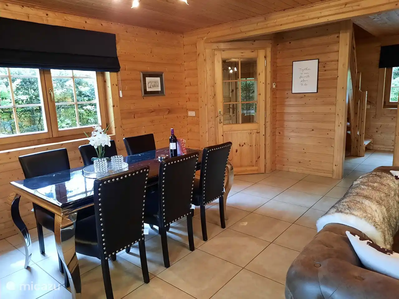 Essbereich und Tür zum Flur.