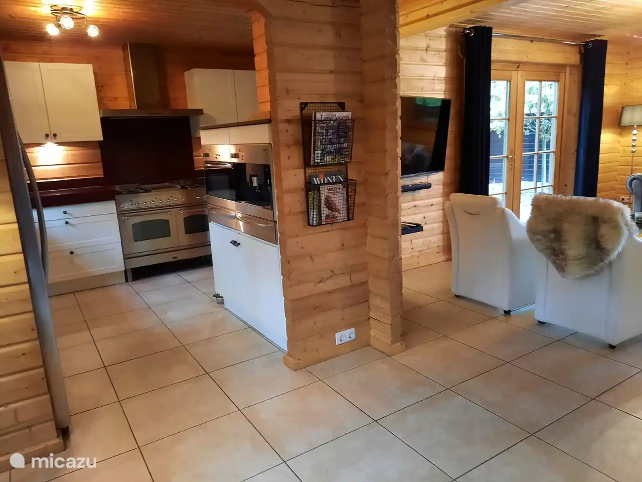 Offene Küche mit dem nötigen Luxus an Geräten.