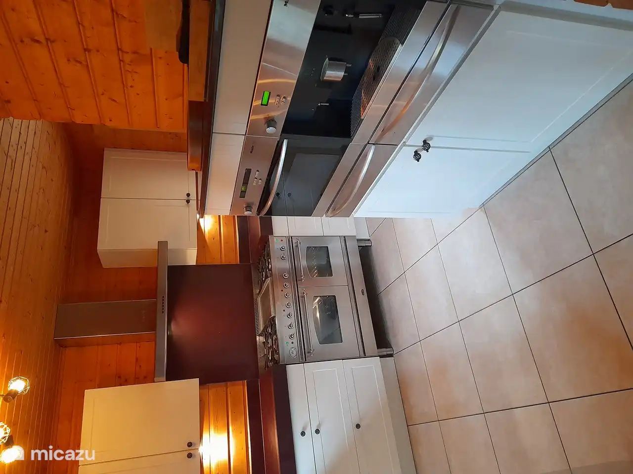 Sehr luxuriöse Küche mit Doppel-Elektroherd, Kombi-Mikrowelle, Geschirrspüler, integrierter Miele-Kaffeemaschine, großer Kühl-/Gefrierkombination (amerikanischer Kühlschrank)