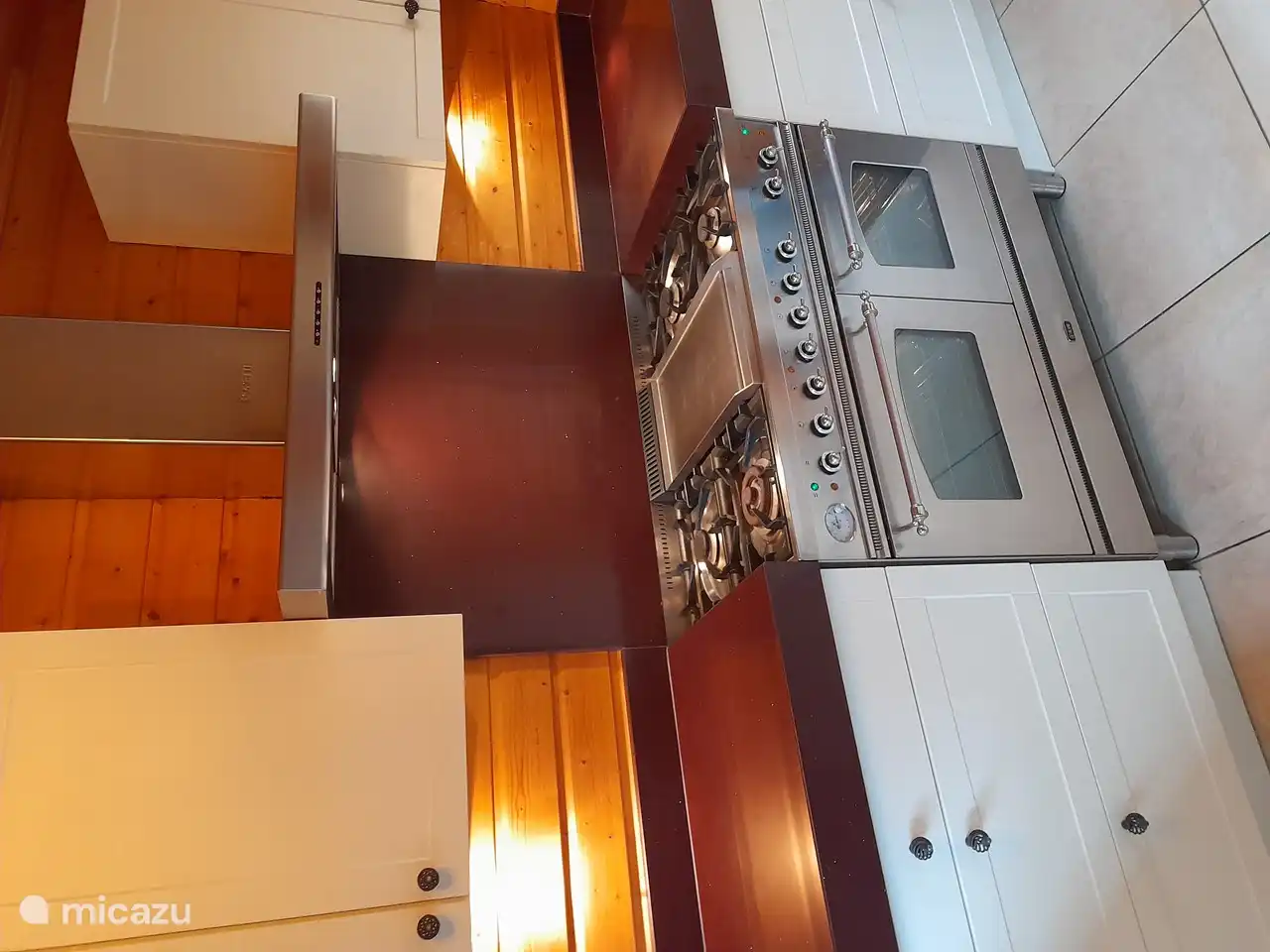 Großer (Gas-)Herd mit extra Grillplatte.