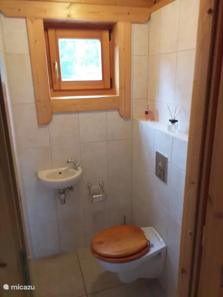 Separates WC mit Handwaschbecken