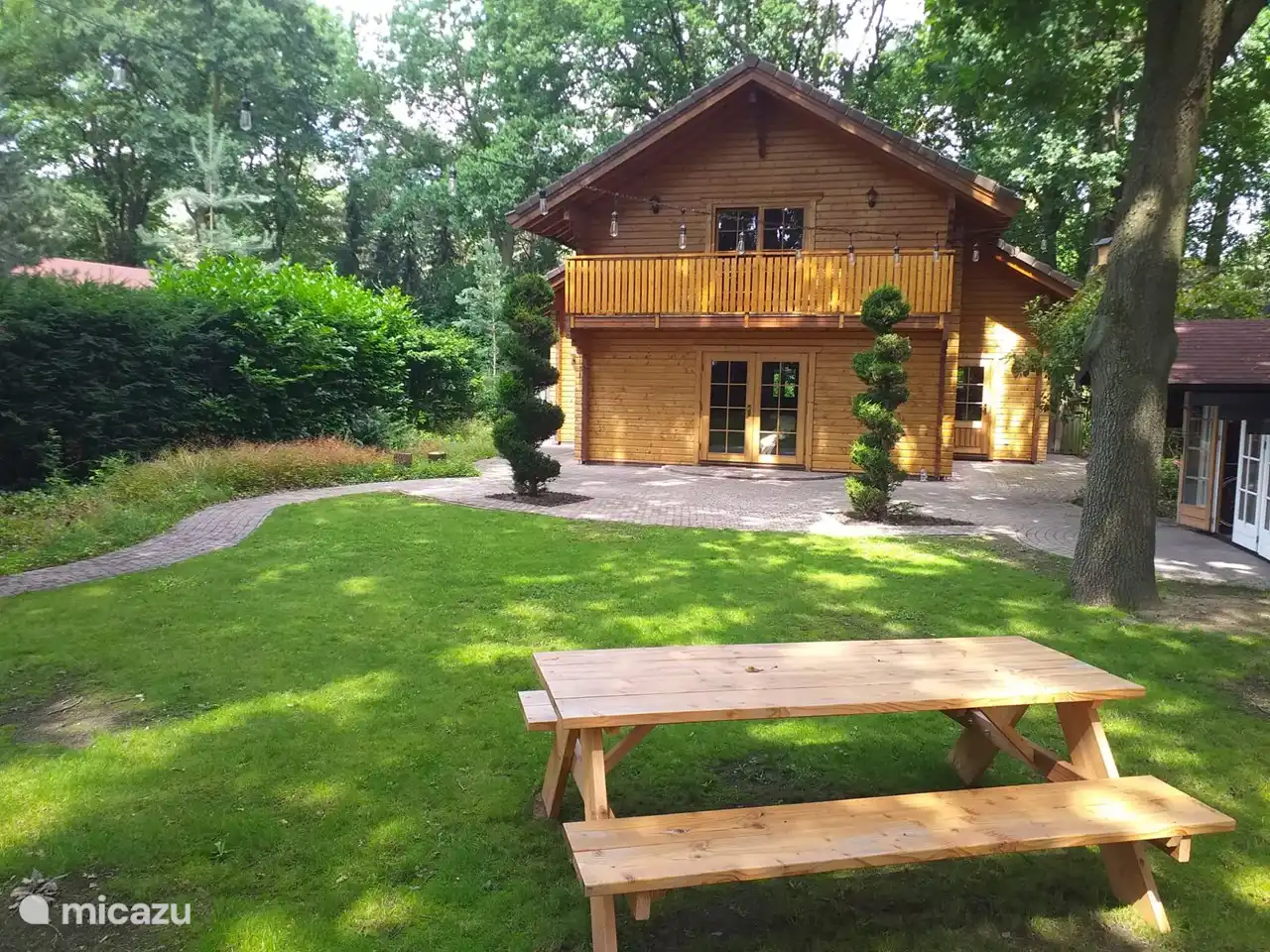 Picknicktisch für 6 Personen im großen Garten