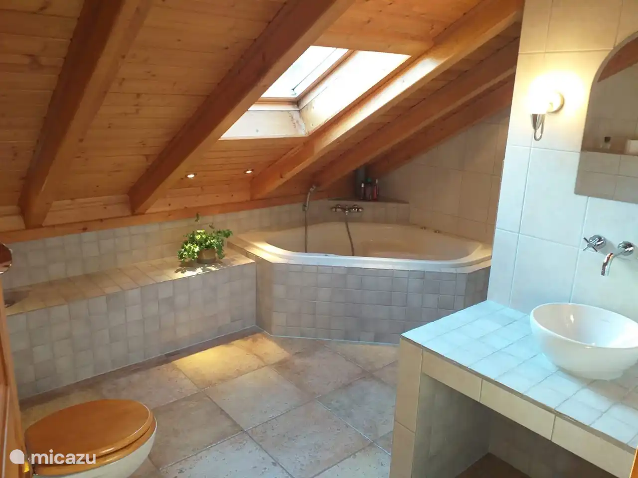 Komplettes Badezimmer mit WC, Badewanne mit Jetstreams und separater Dusche mit Glasduschkabine