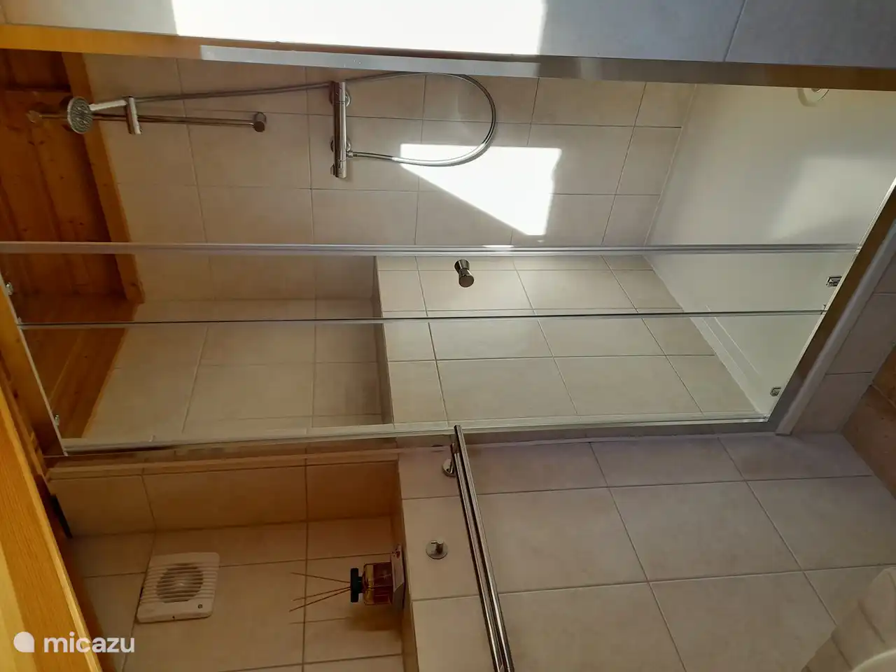 Separate Dusche mit Glasduschtür