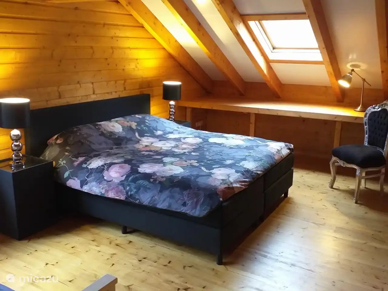 Schlafzimmer mit Boxspringbett für 2 Personen 180 x 200 cm und Schlafsofa (80 x 200 cm)