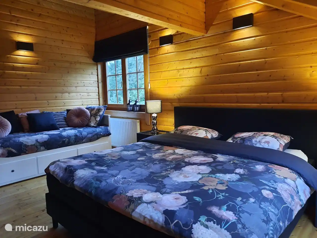 In diesem Zimmer wurde auch ein luxuriöses Moskitonetz platziert, damit Sie in den warmen Monaten bei offenem Fenster schlafen können.