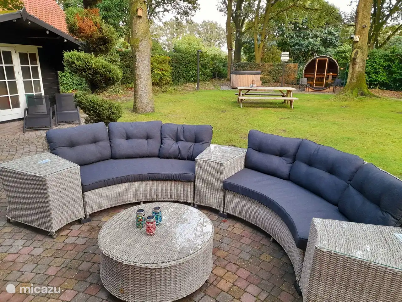 Entspannen Sie sich auf dem schönen Lounge-Set! 