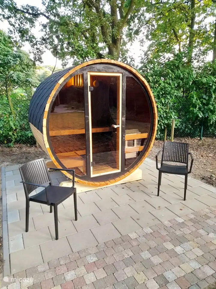 Finnische Fasssauna für 2 bis 3 Personen.