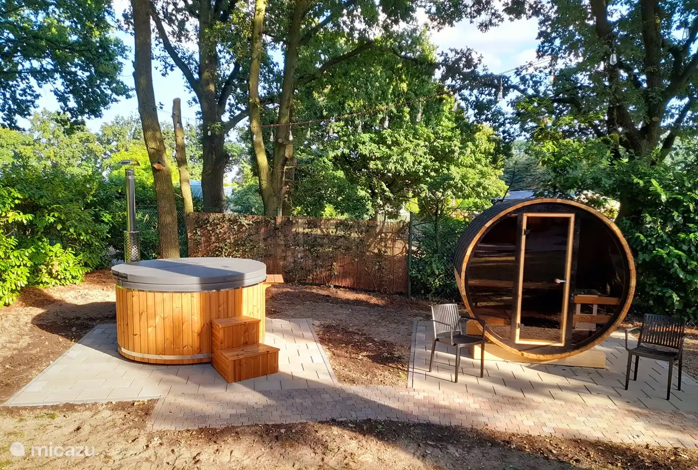 Wellness im eigenen Garten! Unbegrenzter Genuss dieser gemütlichen Sauna und des luxuriösen Whirlpools!