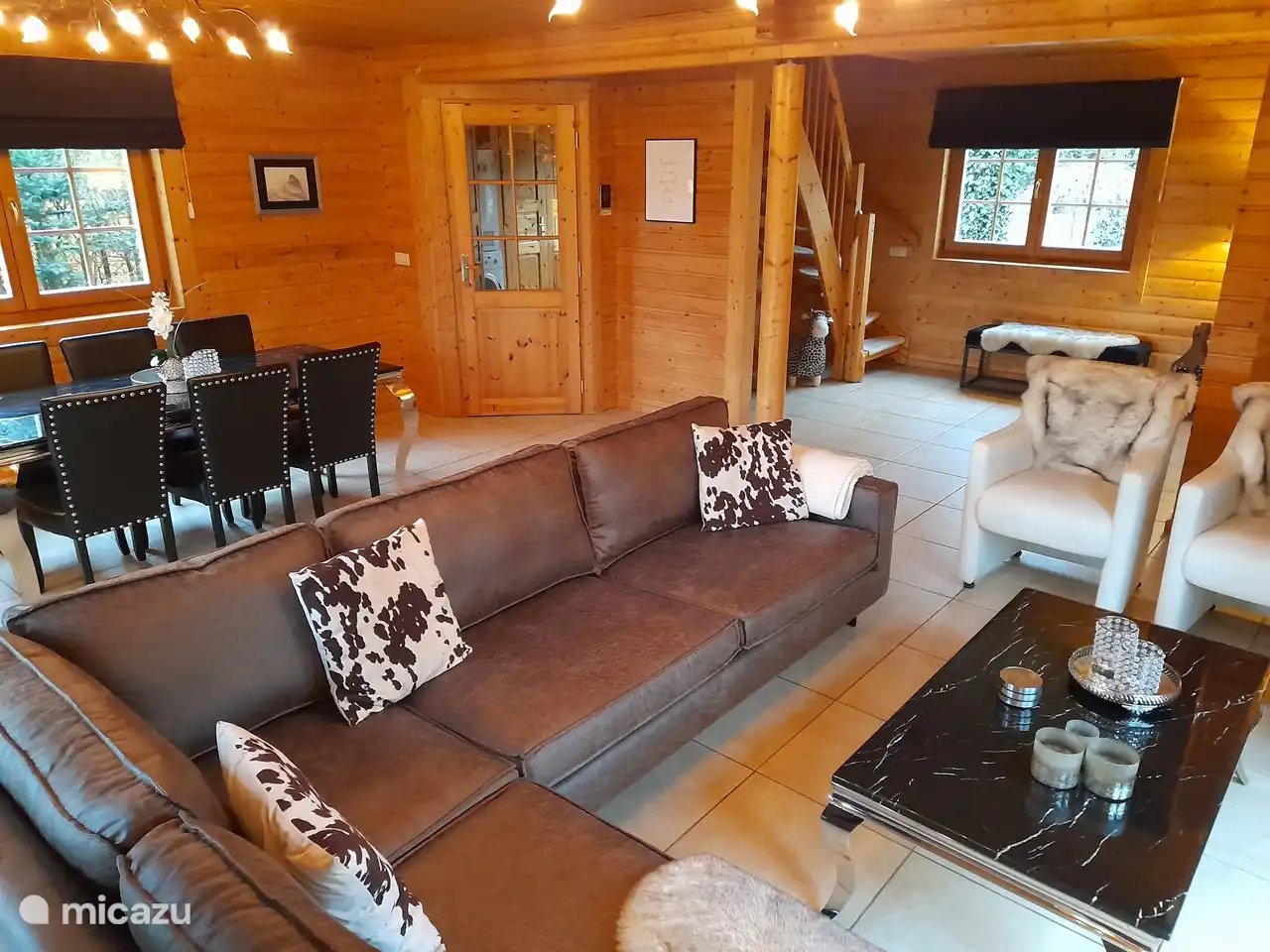 Schönes Lounge-Sofa in der gemütlichen Sitzecke.