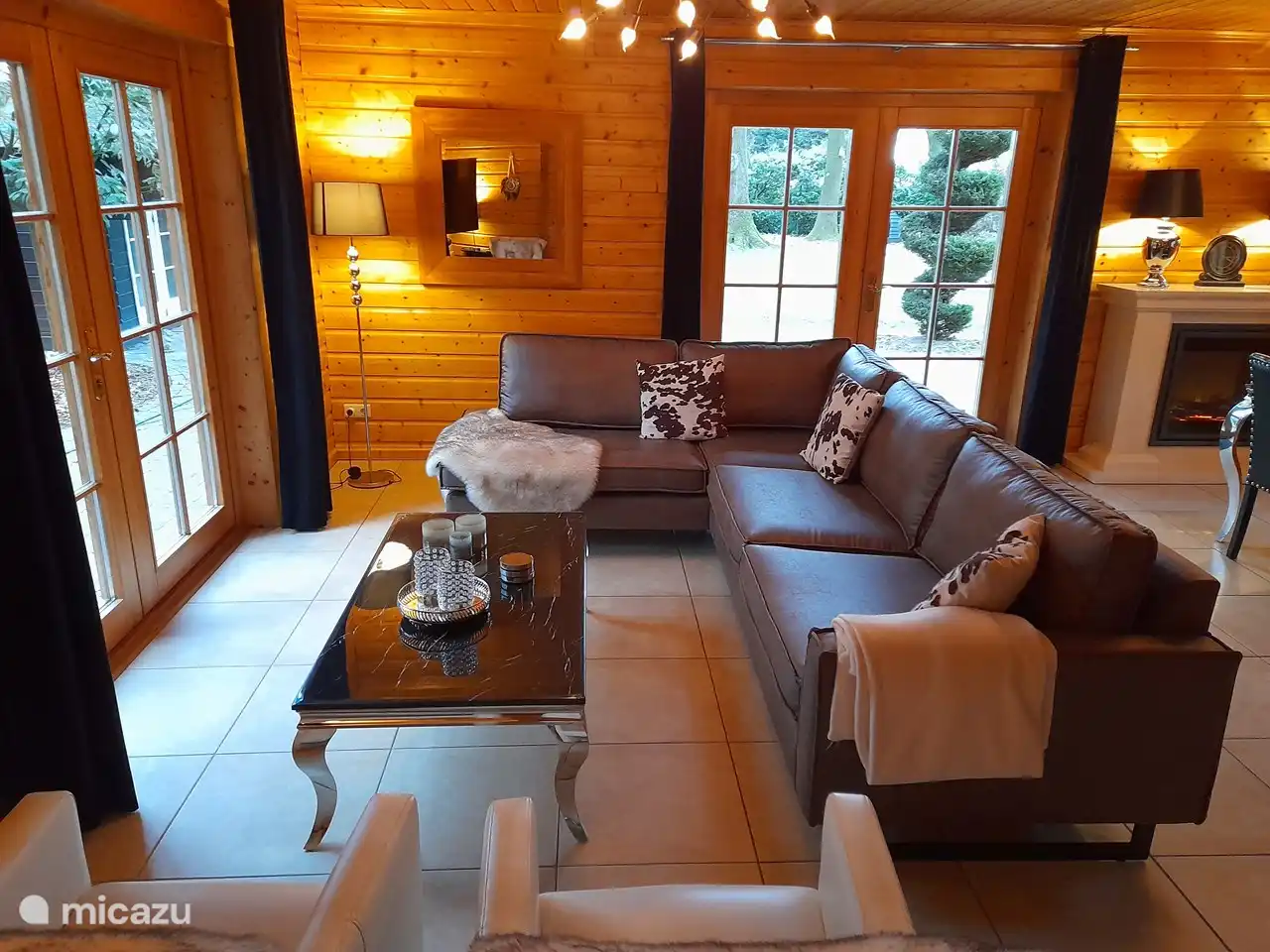 Sitzecke mit Blick auf den Garten.