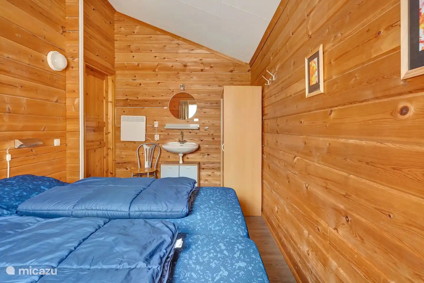 Chambre principale avec 2 lits à sommier