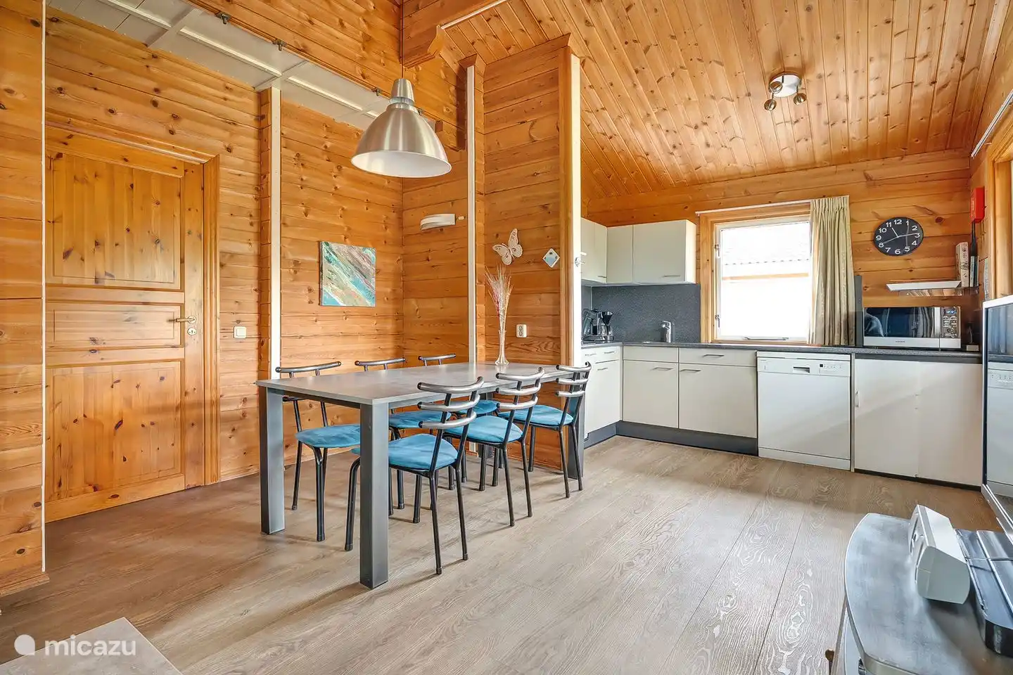 Salle à manger avec cuisine ouverte