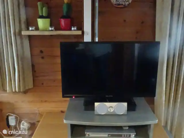 Chalet finlandais, dans un parc avec piscine | Pays-Bas, Overijssel, Gramsbergen - maison de vacances TV sur platine vinyle avec lecteur DVD au coin salon. Dans le meuble TV, il y a des jeux pour les petits enfants, des livres et des DVD