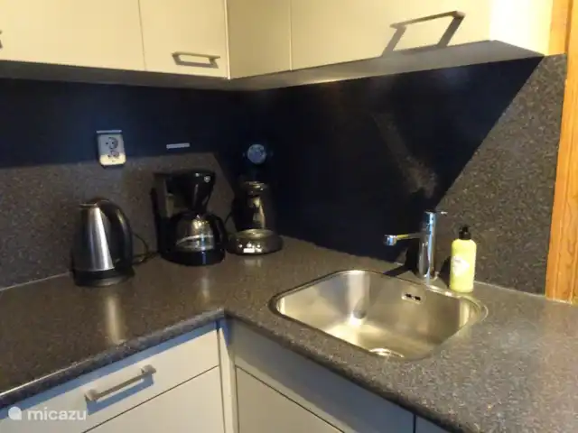 Chalet finlandais, dans un parc avec piscine | Pays-Bas, Overijssel, Gramsbergen - maison de vacances Cuisine tout ce dont vous avez besoin, comme cafetière, bouilloire, senseo