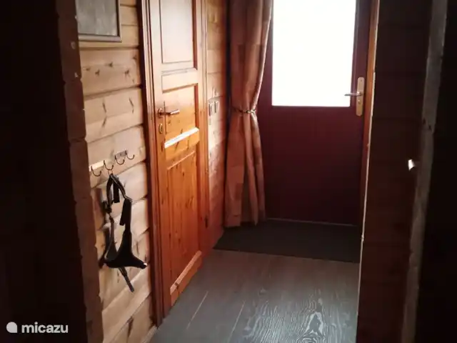 Chalet finlandais, dans un parc avec piscine | Pays-Bas, Overijssel, Gramsbergen - maison de vacances Couloir avec à la fois un porte-manteau bas pour les enfants et un porte-manteau haut au coin opposé à la salle de bain, la photo est vers la porte d'entrée