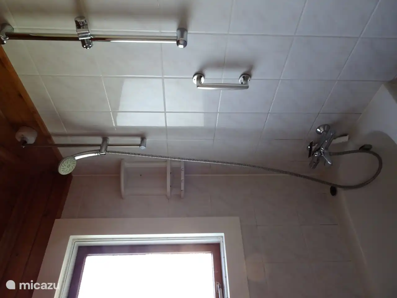 Salle de bain avec lavabo, douche et baignoire. Vous pouvez vous doucher dans ou à côté de la baignoire