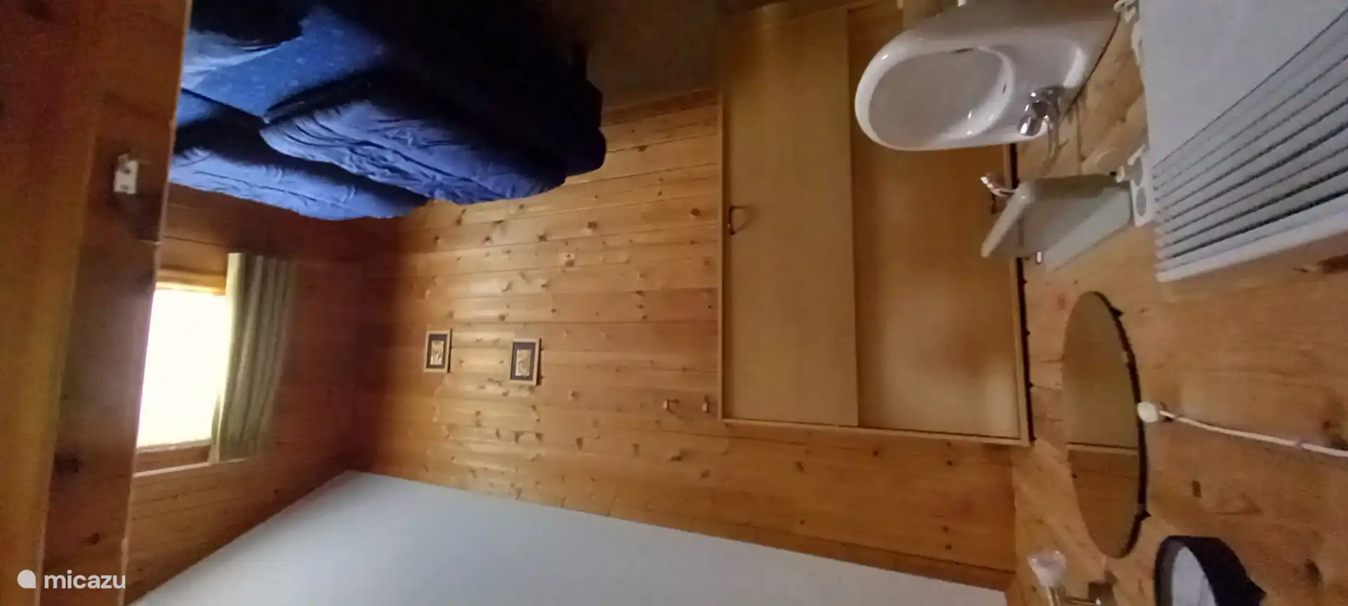 Chambre principale avec armoire coulissante, lavabo et chaise, 2 lits boxspring confortables avec lampes de chevet et tables de chevet