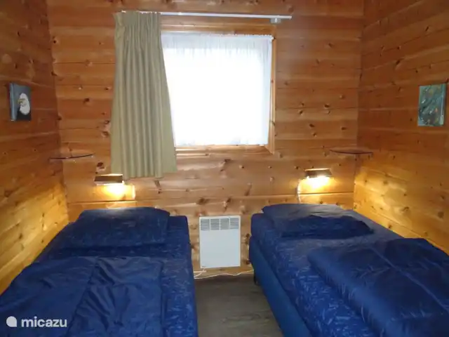 Chalet finlandais, dans un parc avec piscine | Pays-Bas, Overijssel, Gramsbergen - maison de vacances Deuxième chambre avec lits à sommier tapissier, lampes, poêle et étagère pour mettre vos lunettes et votre montre, etc.