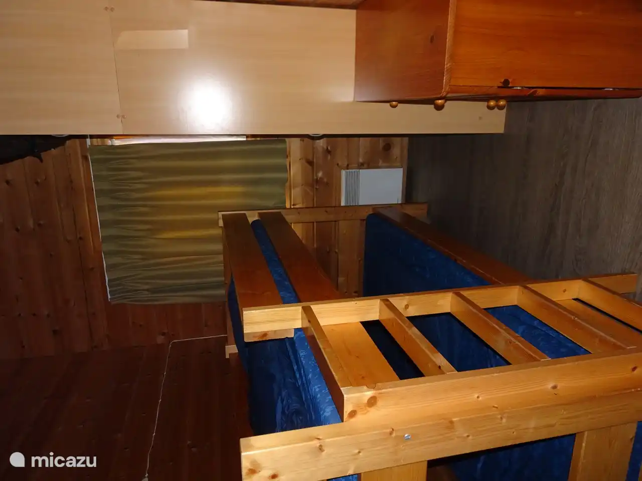 Chambre du milieu (troisième) avec lits superposés et armoire à linge à porte coulissante avec penderie et zone de pose et armoire murale avec espace pour les coussins de jardin. Il y a aussi un placard avec des jouets supplémentaires pour les enfants