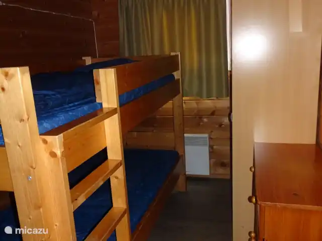 Chalet finlandais, dans un parc avec piscine | Pays-Bas, Overijssel, Gramsbergen - maison de vacances Chambre du milieu (troisième) avec lits superposés et armoire à linge à porte coulissante avec penderie et zone de pose et armoire murale avec espace pour les coussins de jardin. Il y a aussi un placard avec des jouets supplémentaires pour les enfants