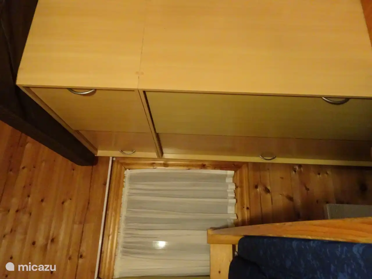 Belle grande armoire double suspendue avec portes coulissantes, de sorte que vous pouvez facilement l’atteindre. Le matelas du lit de camping se trouve derrière le lit superposé.