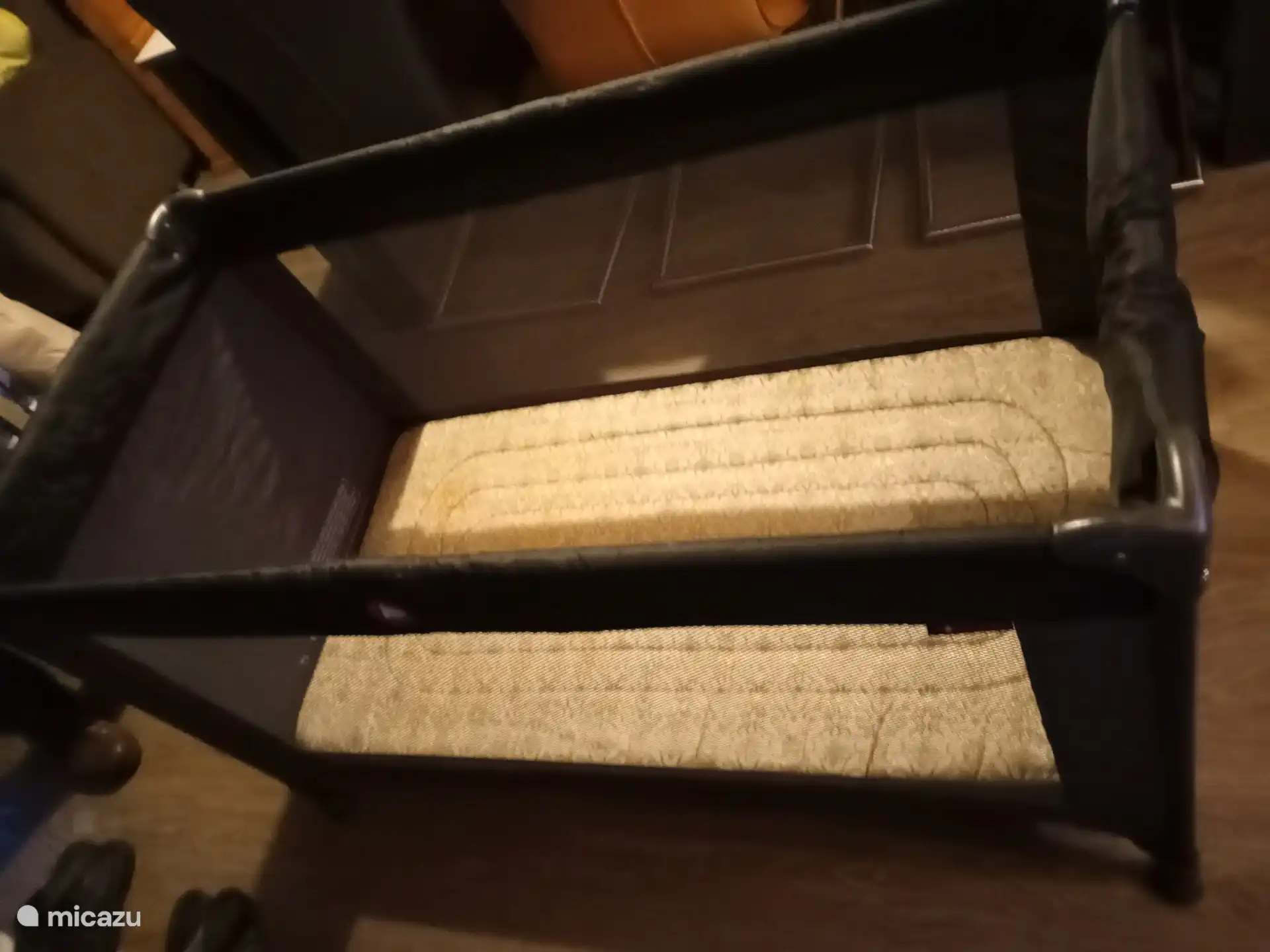 Lit bébé à disposition, matelas et couette également. Veuillez apporter votre propre literie ! 