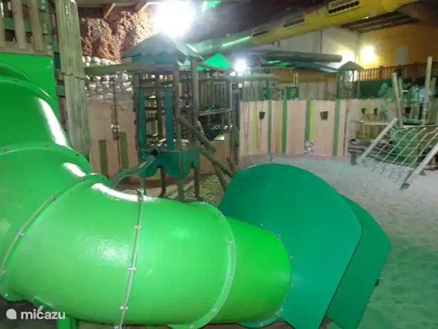 Chalet finlandais, dans un parc avec piscine | Pays-Bas, Overijssel, Gramsbergen - maison de vacances Mad Monkey Jungle (aire de jeux d'aventure intérieure)