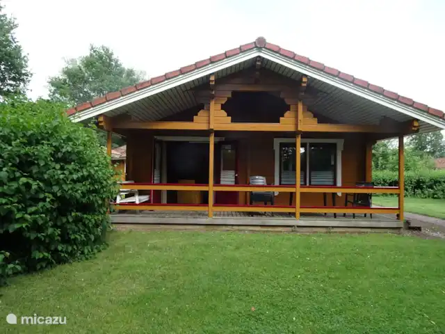 Chalet finlandais, dans un parc avec piscine | Pays-Bas, Overijssel, Gramsbergen - maison de vacances Notre beau chalet du côté de la véranda, avec portes françaises à la chambre. Vous pourrez vous détendre sur la véranda par beau et mauvais temps